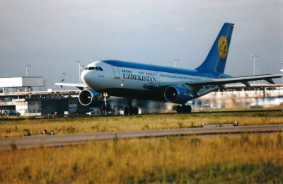 Uzbekistan Airbus 310 schiphol 1999.jpg